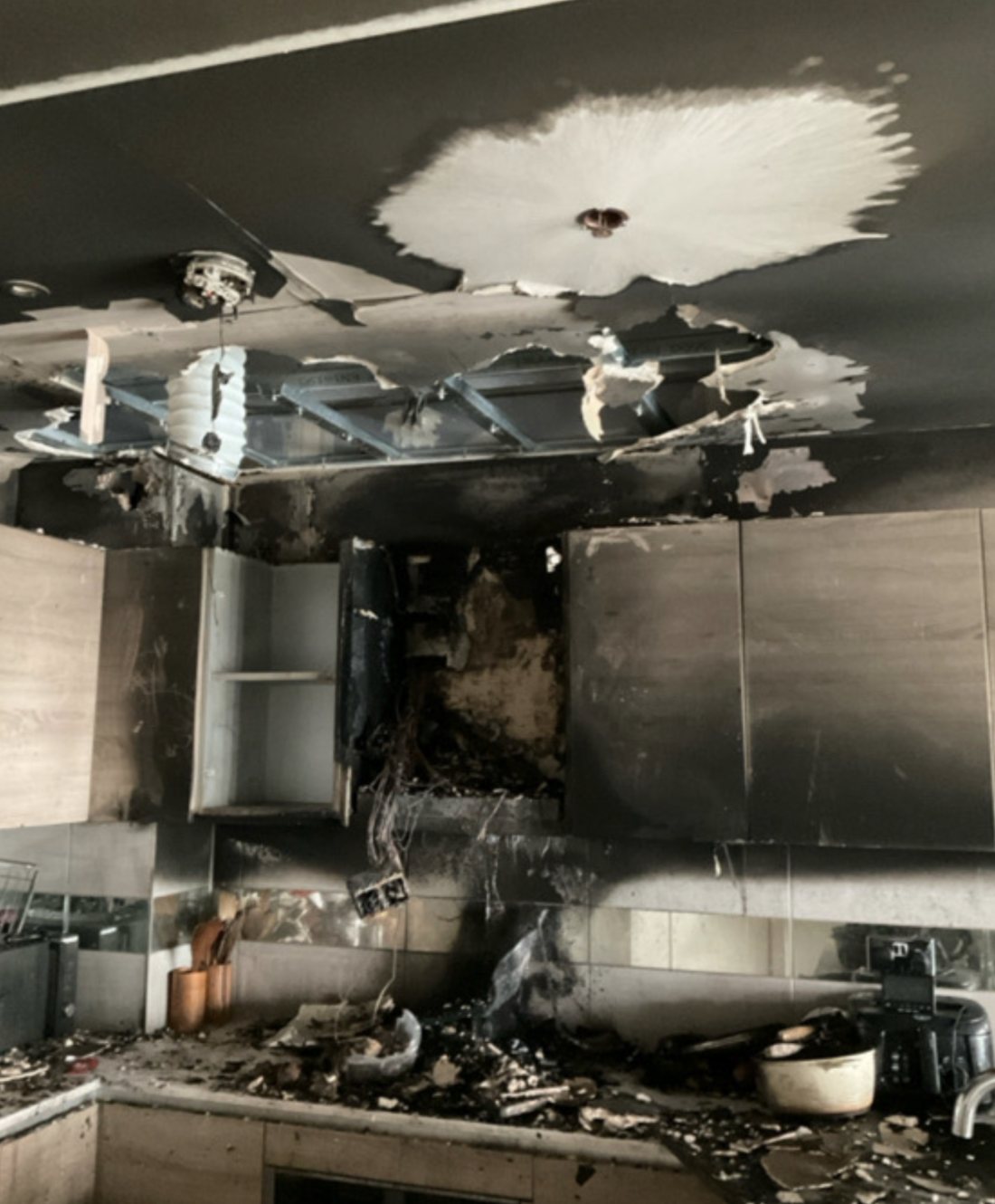 sprinkler-system-contains-hot-cooking-fire-in-london-residential-tall-building-18dc08500298-featured